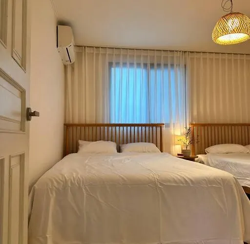 10-minute Walk From Hongdae Entrance Station, 2 Rooms, 3 Beds Апартаменты