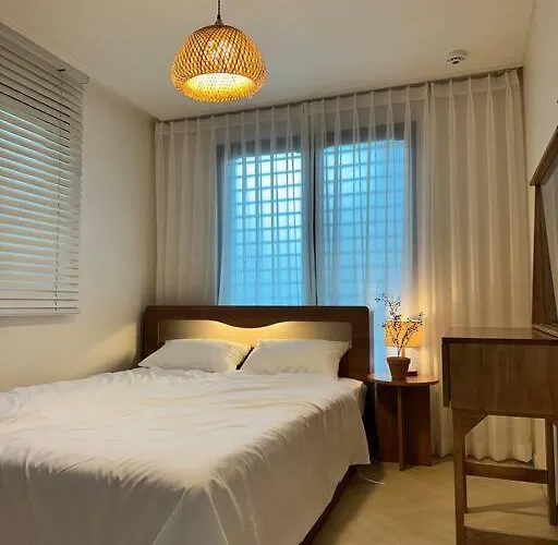 10-minute Walk From Hongdae Entrance Station, 2 Rooms, 3 Beds Апартаменты Сеул