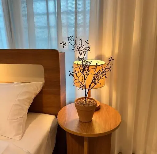 10-minute Walk From Hongdae Entrance Station, 2 Rooms, 3 Beds Апартаменты