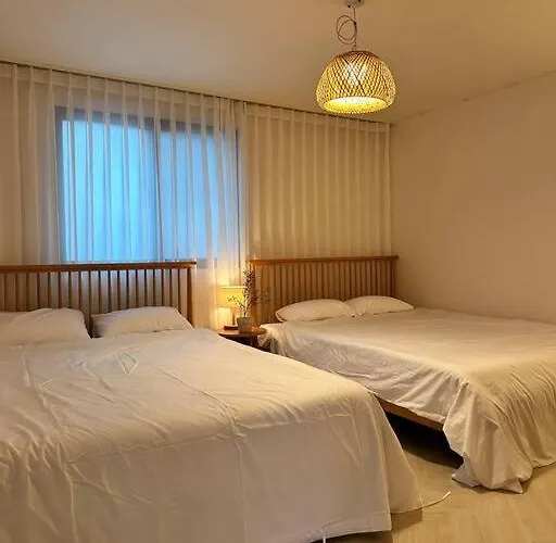Апартаменты 10-minute Walk From Hongdae Entrance Station, 2 Rooms, 3 Beds *