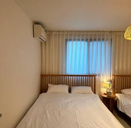 10-minute Walk From Hongdae Entrance Station, 2 Rooms, 3 Beds Апартаменты Сеул
