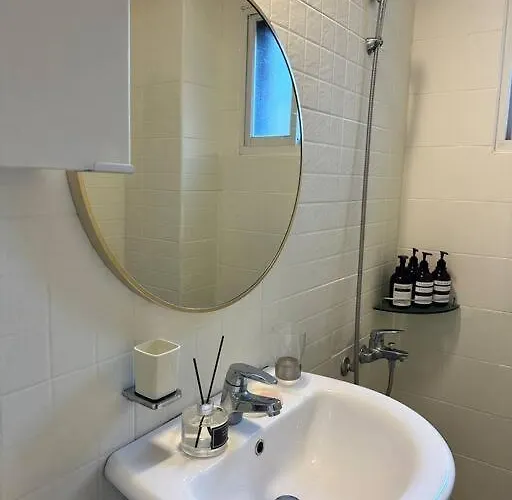 10-minute Walk From Hongdae Entrance Station, 2 Rooms, 3 Beds
